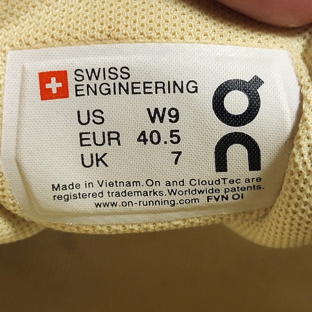 On Cloud 6 Women's Waterproof Nectar | Castor Zero-Gravity Foam Shoes Size 9 - Picture 7 of 7